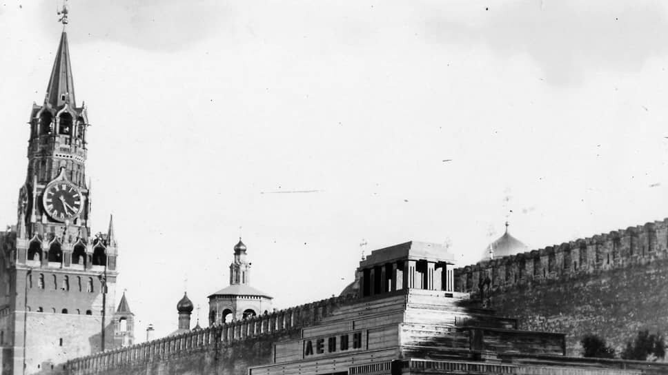 На этом фото 1924 года орел на Спасской башне как будто ретуширован, но он зорко смотрит на временный мавзолей.📷Фото: Фотоархив журнала «Огонёк» / Коммерсантъ