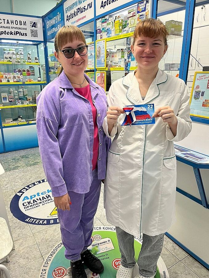 Першина Вероника Вячеславовна вручила женщине листовку с лентой