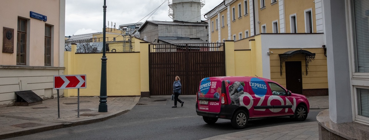    Автомобиль службы доставки маркетплейса Ozon. Автор фото: Михаил Тихонов / "Деловой Петербург"