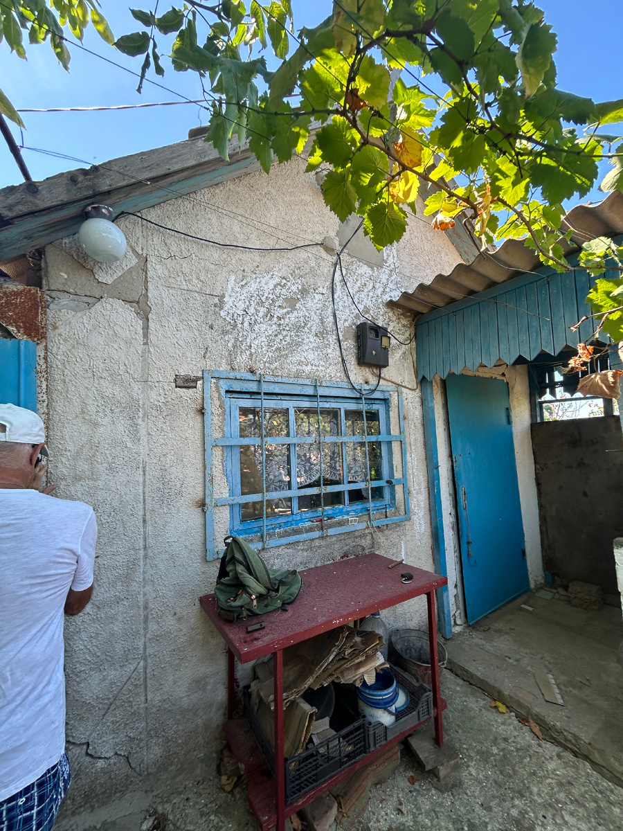 В кадр попал присматривающий за участком дедушка😊