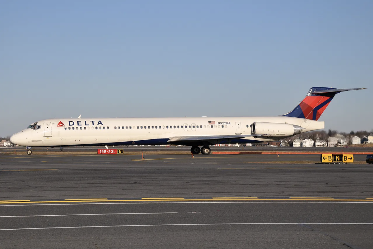 N927DA, самолёт, попавший в аварию, на фото в 2012 году после ремонта и возвращения в эксплуатацию. (Кристофер Ляо)
