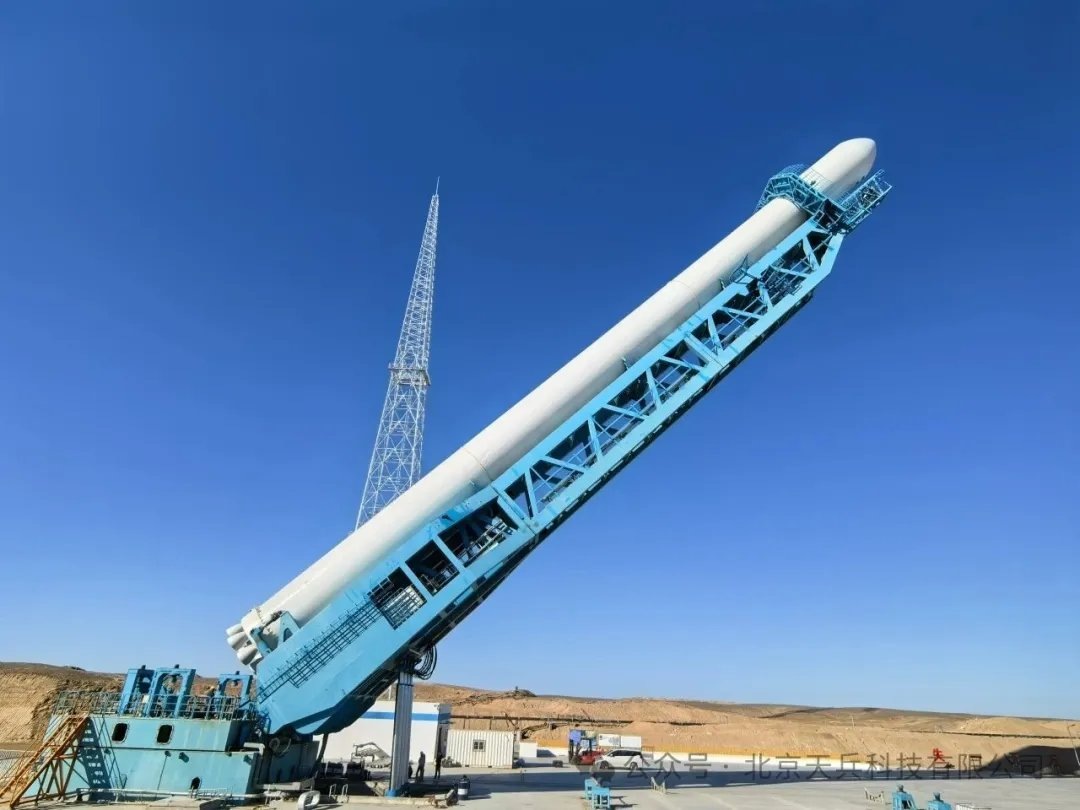 Макет ракеты-носителя “Tianlong-3” на вертикализирующей установке, 2024 год. Фото – Space Pioneer.