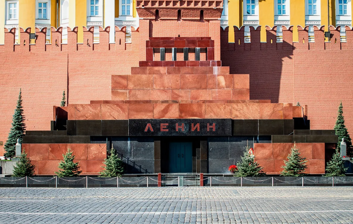 Столетие слухов, исчезновений и аномалий — что скрывает за своими стенами главный мавзолей страны?