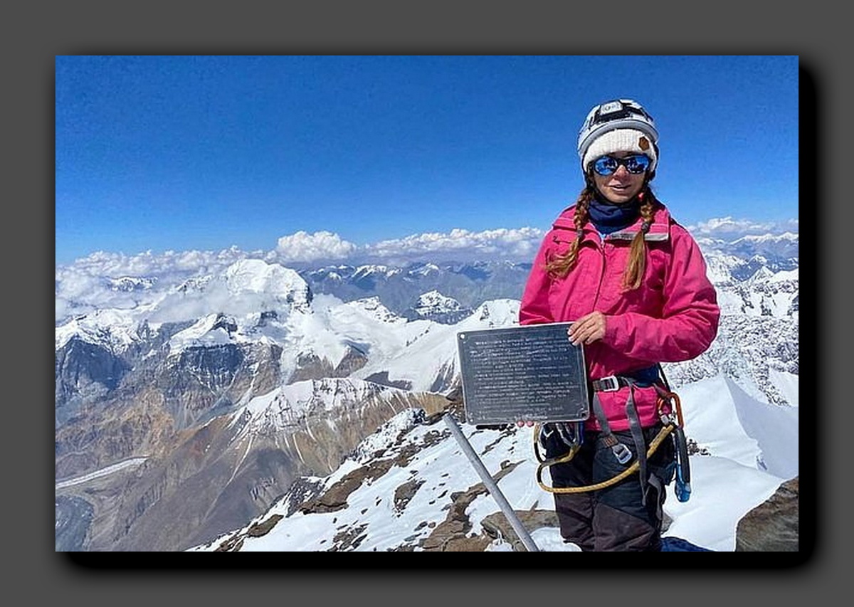 Наталья Наговицына установила памятную табличку в честь мужа, который не выжил во время похода на пик Хан-Тенгри (рядом с пиком Победы). Фото: @natalina_1022