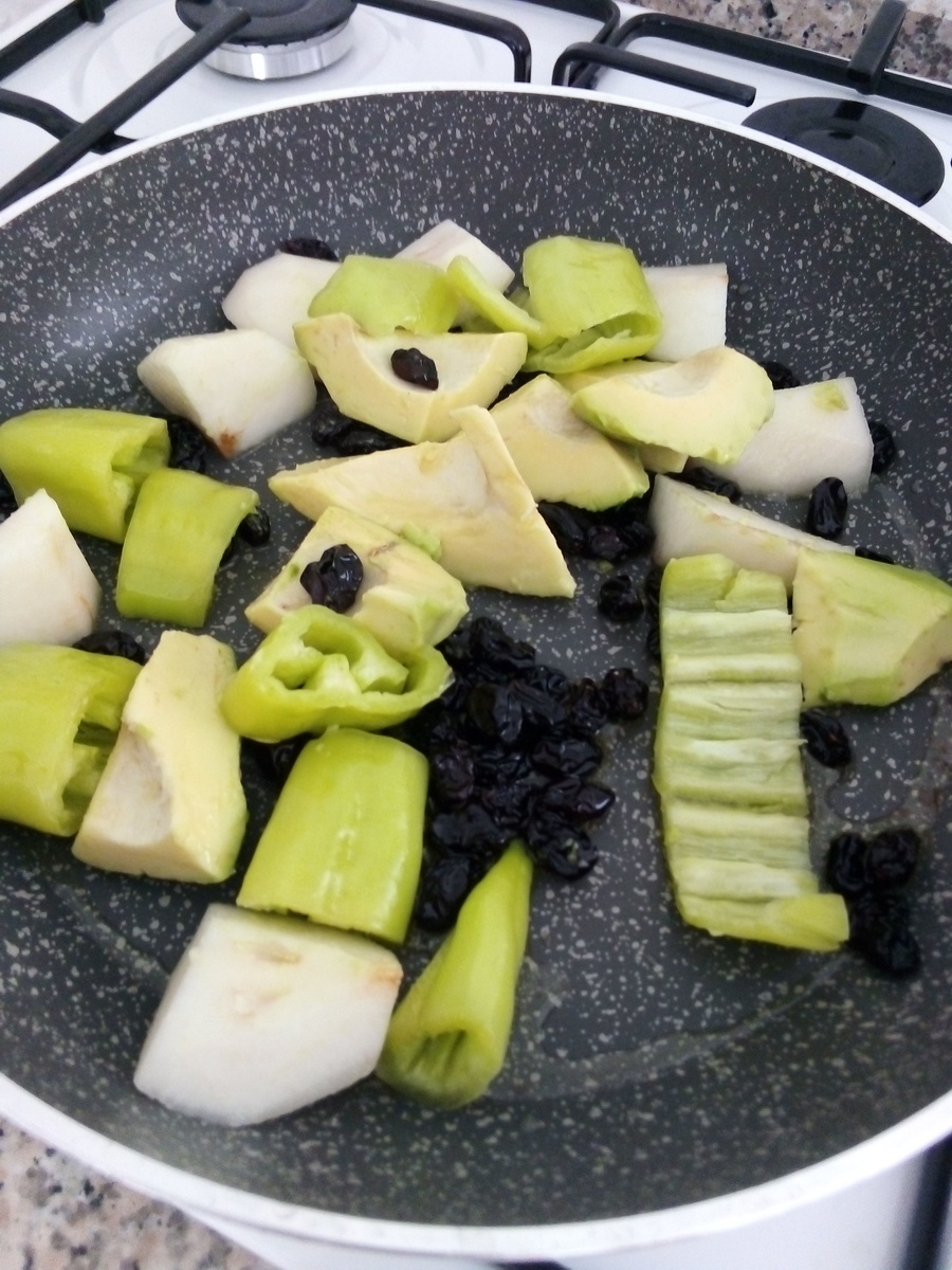 Поджариваем ингредиенты для горячего салата 