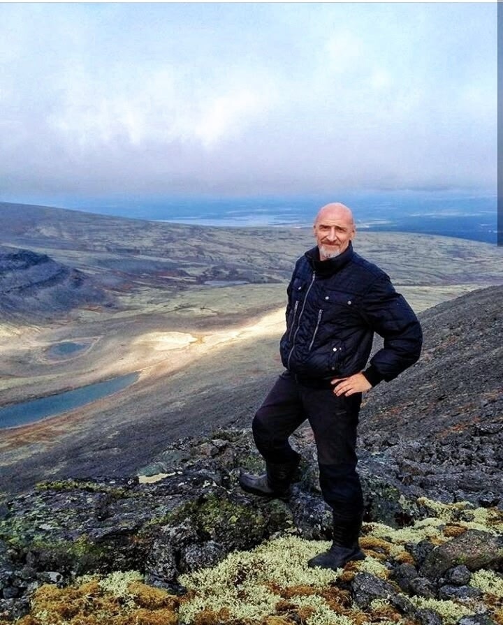 ВЕРА

 
Кто говорит, что вера слепа – не чувствует слова и не понимает веры. Вера – веданье, значение Ера, РА, размера той энергии, которой ты обладаешь. В какого бога вовлечён? Каков твой ЕР или РА – Высший Образ? У каждого своя вера, своя энергия и таковым становится будущее и судьба.

 
            Вера у того, кто знает и поэтому он уверен. Уверенность даёт силу и приближает к Богу. Кто уверен в своей вере, кто знает – становится подобным Господу, становится Знатным. Дух как дым над костром поднимается и летит к тому, в кого ты веришь: к родителям, друзьям или начальству. А может выше, к самой Троице? И каждый получает по уровню знания того, куда направил свой Дух – отсюда разные судьбы и разное качество счастья. 

 
            Вера есть Знание. Верит тот, кто знает. По мере знания – твоя Вера. Сверяя себя со Знанием, получай На-с-Трой, потому что вера (энергия) – из Троицы. Истинная вера спокойная и глубокая, всем ровня, всем годится, так как несёт Жизнь. В истинной вере нет смерти, призывов убийства и нет ошибки, но всегда есть сила. Знатные, сильные не верят, ибо знают. Знание и есть истинная Вера, поэтому знатные не сомневаются и всё у них получается, что захотят. Вот тайна мощи!

 
            Вер-ность означает нести Веру, тот, кто несёт, обладает Честью. Верное знание порождает правильные поступки, человек становится верным, надёжным. Кто надёжный – тот любимый. Верность – начало Чести и Чистоты – опять приближает к Богу. Сомнение, неверие и неверность – начало всякого раздора.

 
            Вера – знание того, что есть и что было. Вера даёт надежду вернуться обратно в Мир Меры, мир изначальных энергий. Как ты веришь, так и вернёшься со славой или позором. Твоё Знание есть встреча Раз-ума и Ума – нашей планеты, где жизнь течёт в самой середине. Ум убивает планету, а разум её бЕРежёт. Кем стать: героем или убийцей – зависит от тебя и твоей веры.

 
            В настоящий вере нет места «нюням», соплям, жалобам и просьбам. Есть знание, сила и способы эту