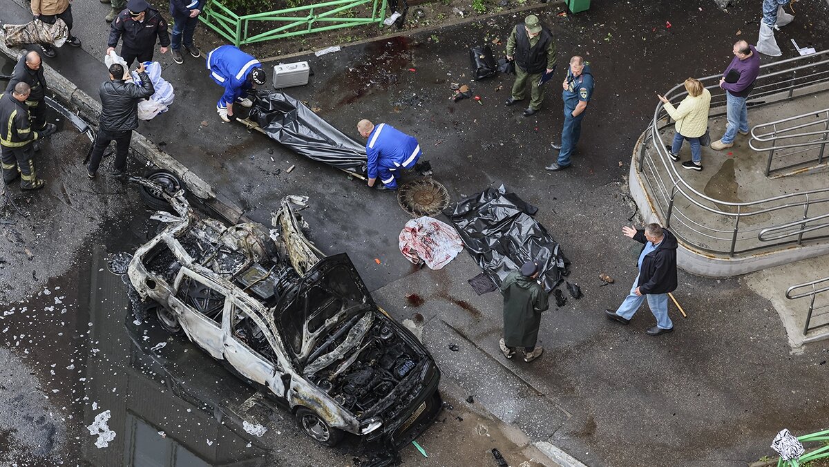   Yuri Kochetkov / EPA / TASS- Полиция и следователи на месте взрыва автомобиля на бульваре Нестерова. При взрыве погиб генерал Ярослав Москалик. Балашиха, Россия, 25 апреля 2025 года