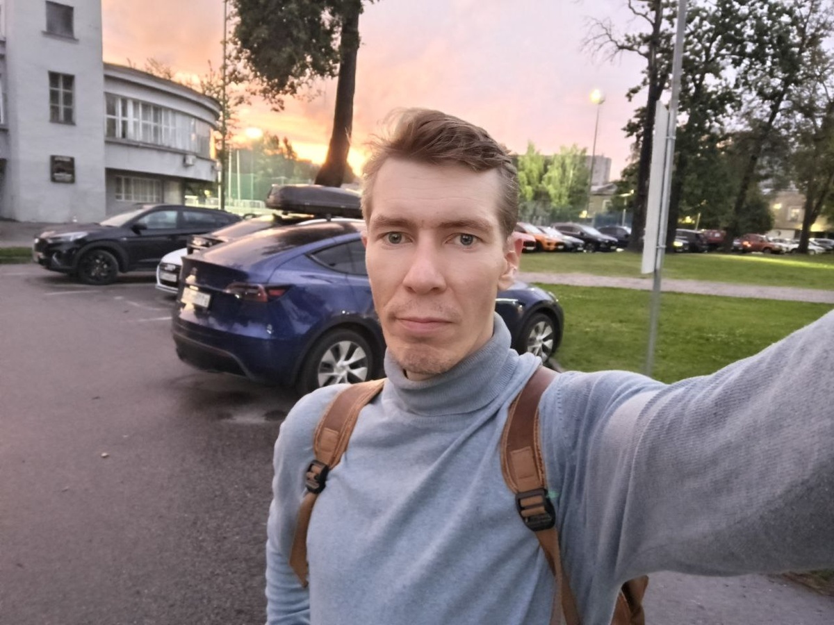 Спорткомплекс Динамо а Крестовском. Глаза светятся как в "Области тьмы", еще и закат был впечатляющий в прошлый вторник.