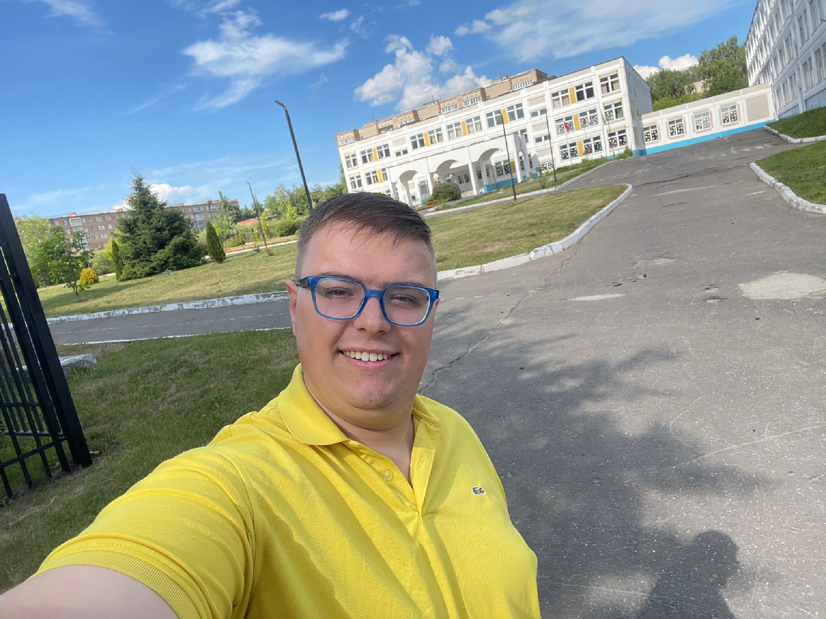 После школы такого большого размера, как та, в которой работал ранее (она, кстати, на фото за мной), новая кажется такой крохотной! Жаль, правда, не сфотографировал её... Фото: Михаил Лайф Влог