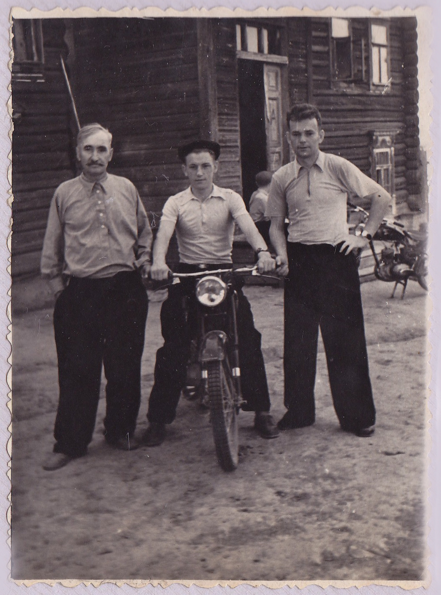 Карл Хайнц с сыновьями. Село Полешма, 1948 год. 