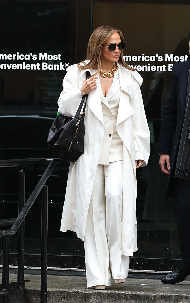 Дженнифер Лопес в Нью-Йорке выходит из банка