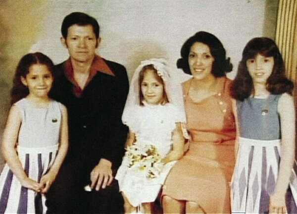 Фото семьи Дженнифер (крайняя слева)