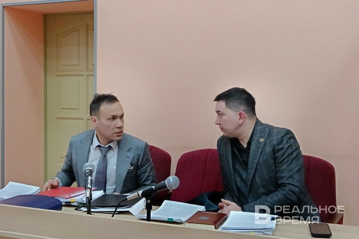    После появления претензий по части имущества к защите Фаттахова подключился адвокат мэра Бугульмы Ленар Шакиров (слева). Ирина Плотникова / realnoevremya.ru