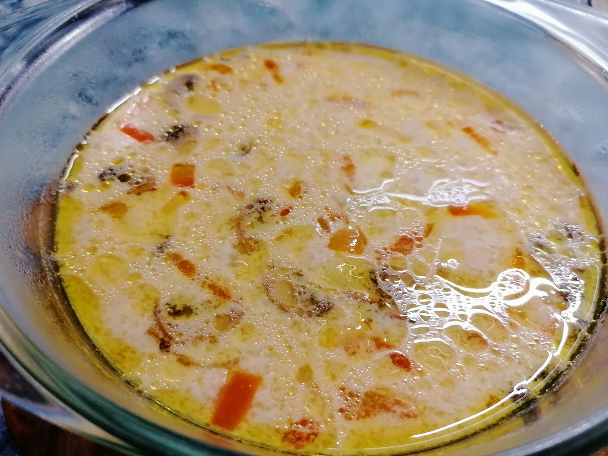 У нас есть правило: суп готов — нужно сразу налить для мужа. Чтобы не открывать крышку кастрюли, пока суп не остынет — так он дольше сохранится. Фото автора