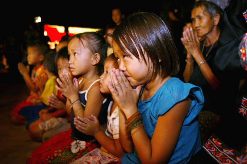 Дети семьи Ян в последний раз смотрят в окно своего дома перед отъездом в Сакраменто, Калифорния, 12 августа 2004 года в лагере беженцев Ват Там Крабок в Там Крабок, Таиланд. Тысячи беженцев хмонгов, бежавших из Лаоса в Таиланд 50 лет назад, готовятся к новой жизни в рамках программы переселения США