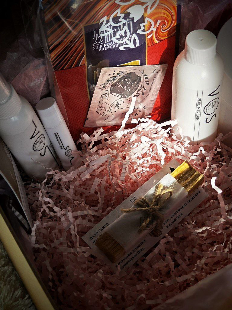 Каждый набор сопровождается дополнительным подарком, здесь- маска для лица с экстрактом ягод годжи