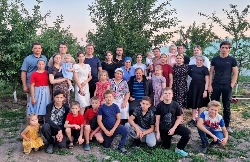 Семью из 32 человек собрать на одном фото сложно, но взрослые дети с удовольствием едут с внуками к родителям. Фото: из семейного архива