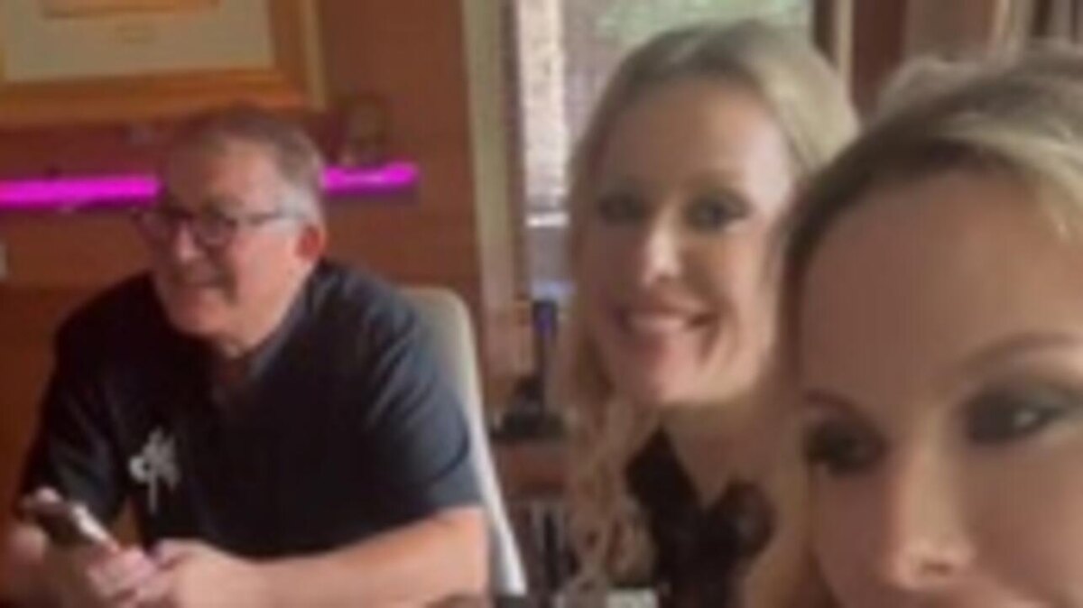    Дмитрий Дибров у себя дома с сестрами Король. соцсети