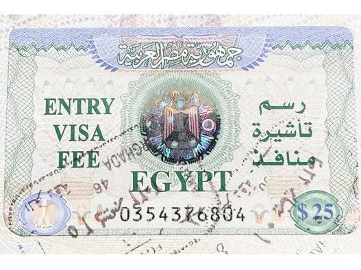 Виза вклеивается в паспорт, на паспортном контроле на нее ставится печать с датой въезда