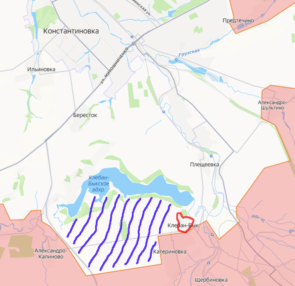 Красным контуром - освобождённый посёлок Клебан-Бык, синий штрих - местность южнее Клебан-Быкского водохранилища, в которой сохраняется присутствие ВСУ