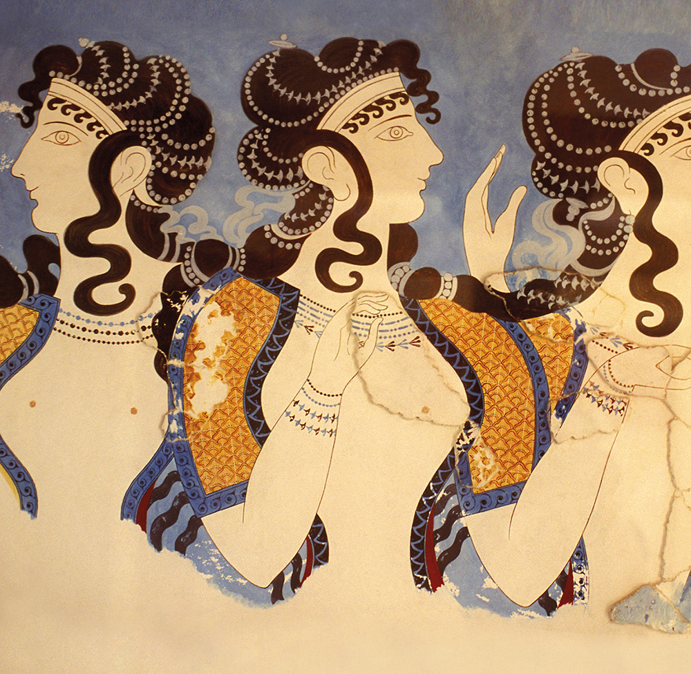 На фреске “Дамы в голубом” изображены три искусно украшенные женщины из Кносса, Крит, около 1525-1450 годов до н.э..