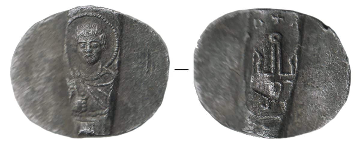    Печать князя Ярослава Мудрого, Великий Новгород, находка 2025 года / © Институт археологии Российской академии наук