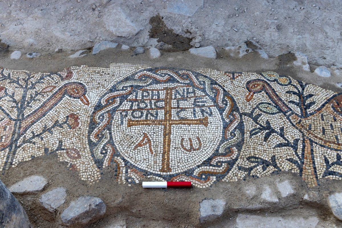    Найденное в Израиле мозаичное панно «Мир старейшинам» / © Майкл Айзенберг, Israel National News