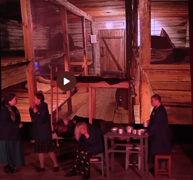 "Они зацветают в полночь". Сцена из спектакля по пьесе Э. Пиженко. Постановка Театра "Компромисс" под руководством Аси Скоковой. Микуньский ГДК.