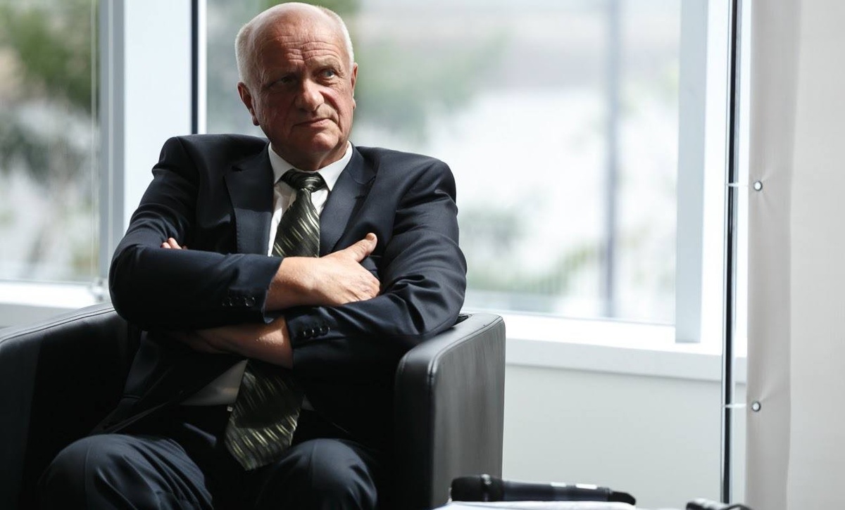 Символично, что первым человеком, которого поздравил с днём рождения Денис Паслер, когда вернулся в регион, стал легендарный председатель правительства Свердловской области Алексей Петрович Воробьёв. 30 марта Паслер сообщил о 75-летии главы росселевского кабинета министров в своём телеграм-канале. Фото: Telegram-канал "Денис Паслер"