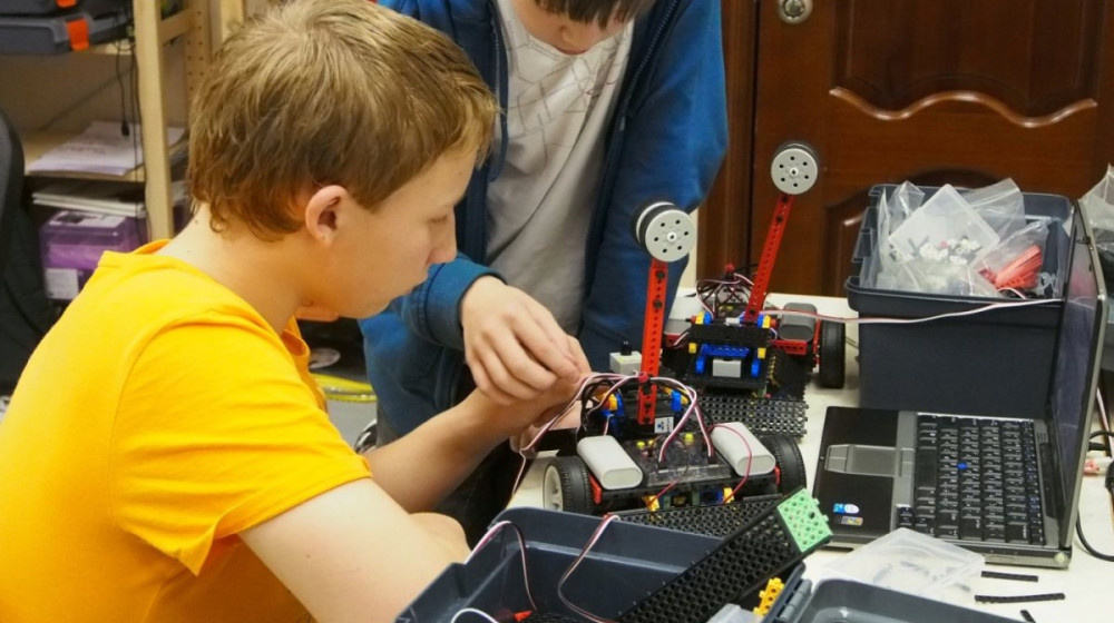    Китайские наборы в школах РФ: образовательный инструмент или угроза безопасности?