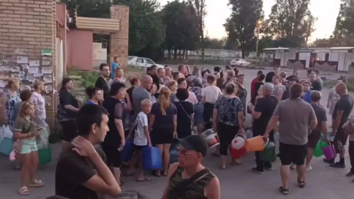 Очередь за водой, Калининский микрорайон. Скрин: "Жизнь ДНР".