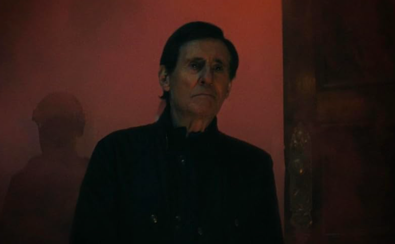 Габриэль Бирн в роли главгада. Кадр - IMDb