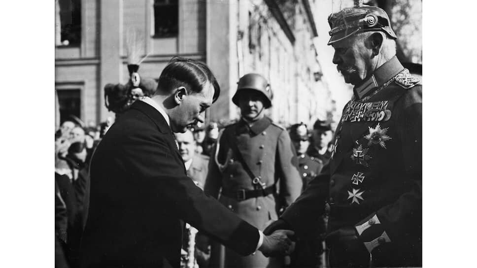 День Потсдама, рейхсканцлер Германии Адольф Гитлер и президент Пауль фон Гинденбург, 21 марта 1933.📷Фото: Bundesarchiv