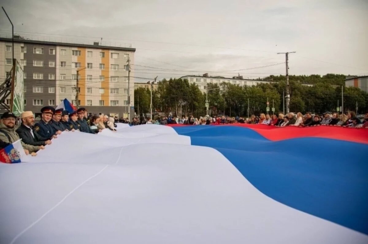    В Мурманске развернули большой флаг Российской Федерации