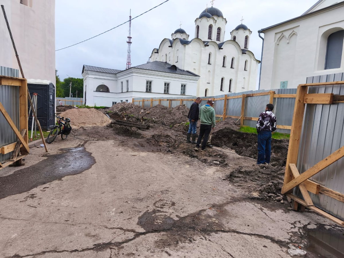 Раскопки на Ярославовом Дворище в ходе которых была найдена печать. Великий Новгород, 2025 г.