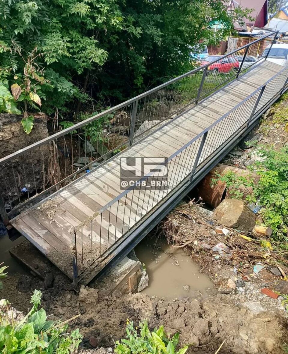    В микрорайоне Власиха обрушился мост. Источник: "Черное и белое Барнаул" / t.me