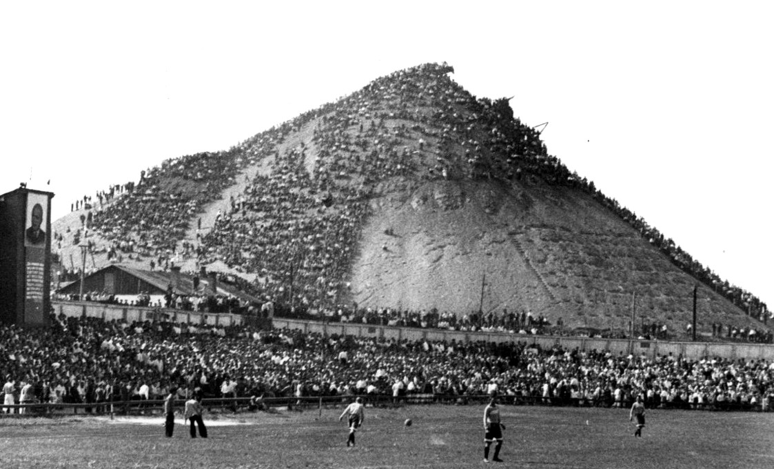 Футбольный матч «Шахтера». На заднем плане «футбольный» террикон 1950-е гг.