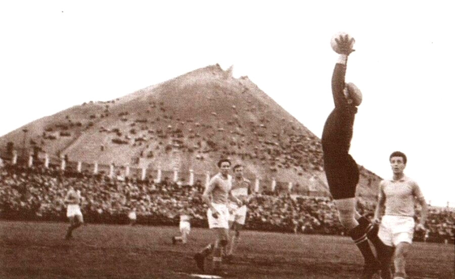 Футбольный матч «Шахтера». На заднем плане «футбольный» террикон 1950-е гг.