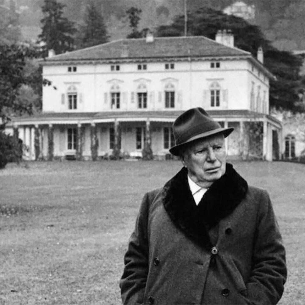 Вилла европейского периода голливудской легенды: длинная галерея-терраса по фасаду, низкая четырёхскатная кровля и ставни — именно такой приём фасада позже переосмыслили во Внуково в доме Орловой.