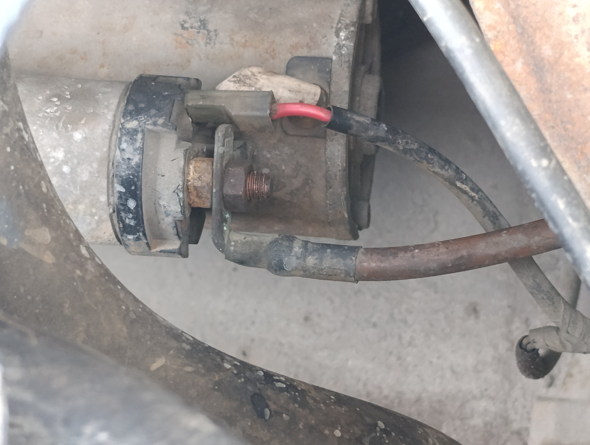 красный провод снимаем и замыкаем об гайку