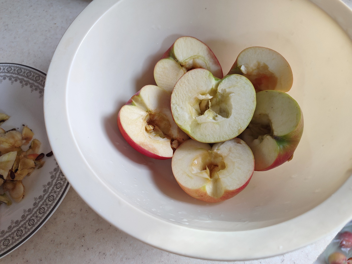 Без кожуры, несомненно, получилось бы еще нежнее.