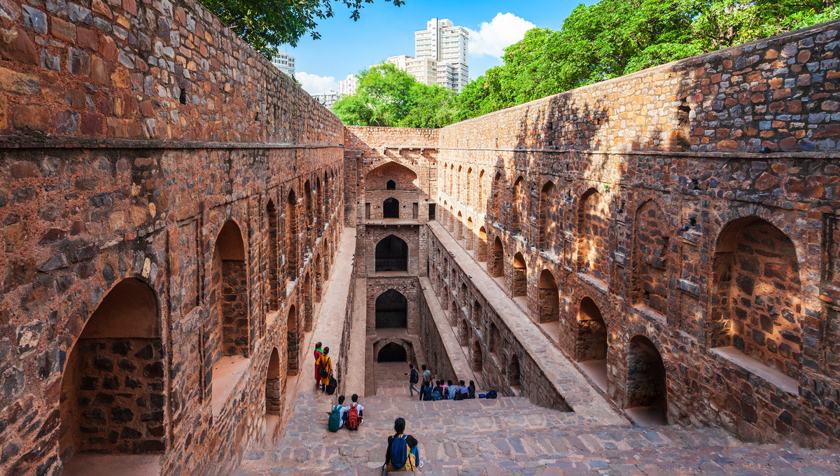     Фото: saiko3p/Shutterstock/FOTODOM  Исторический ступенчатый колодец недалеко от Коннот Плейс в Нью-Дели