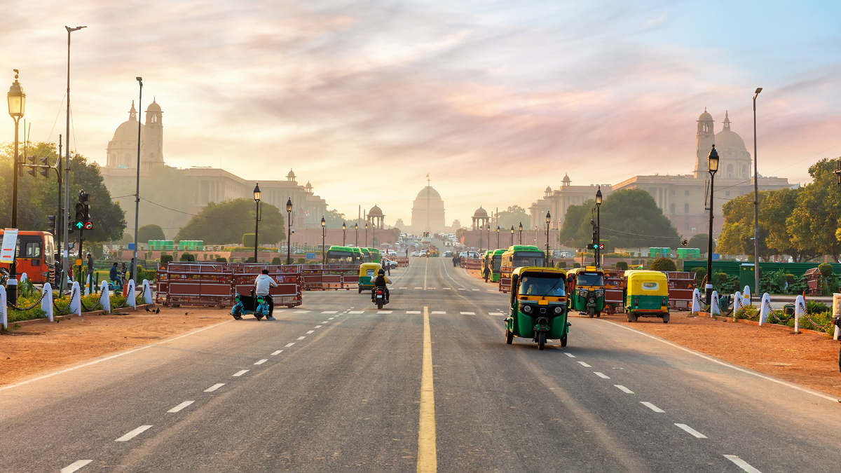     Фото: AlexAnton/Shutterstock/FOTODOM Туристы в Дели передвигаются либо на тук-туке, либо на такси