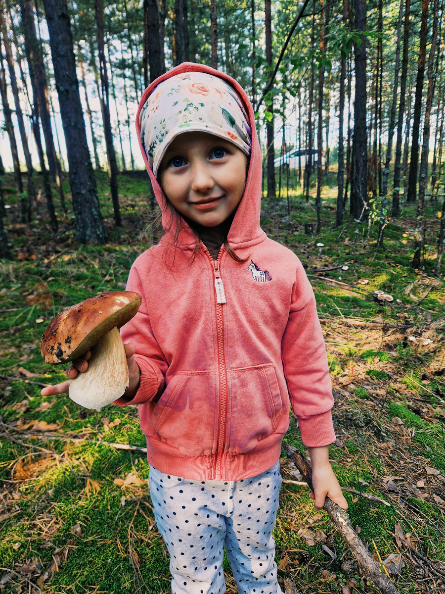 Видите, где машина? Оттуда увидела.