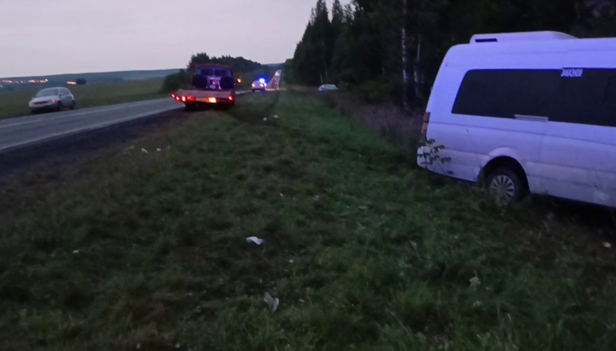    Водитель автобуса не справился с управлением и выехал на встречку