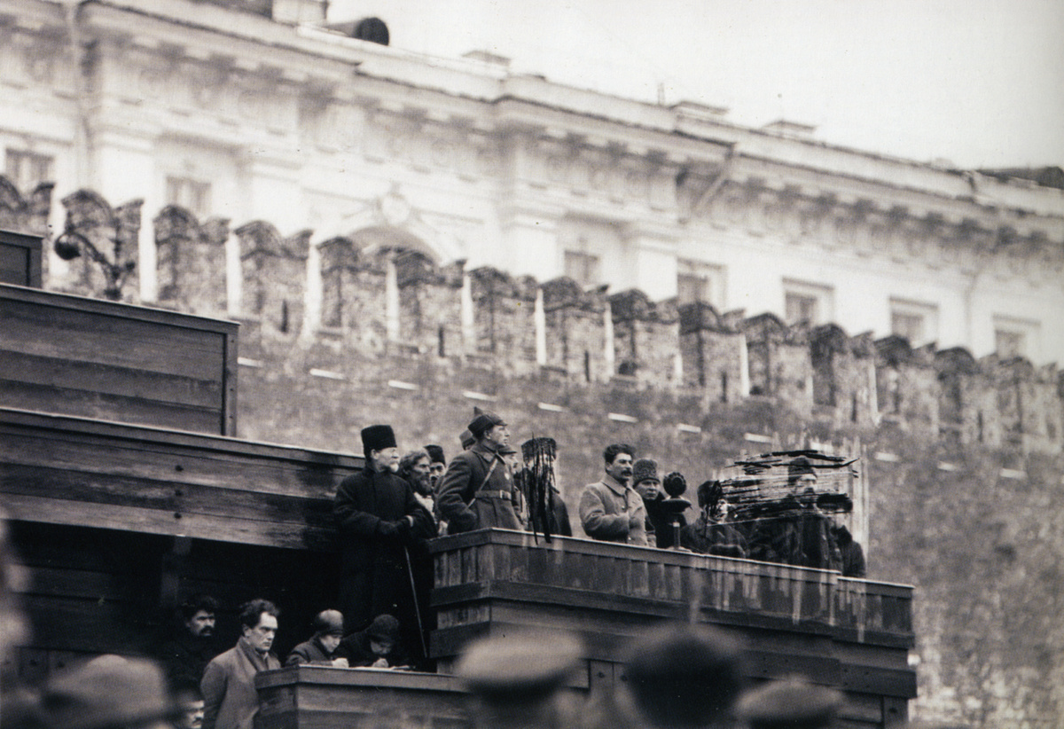Затёртое изображение Бухарина, А. И. Рыкова и Л. Б. Каменева на фотографии 1925 года. (Похороны М. В. Фрунзе)