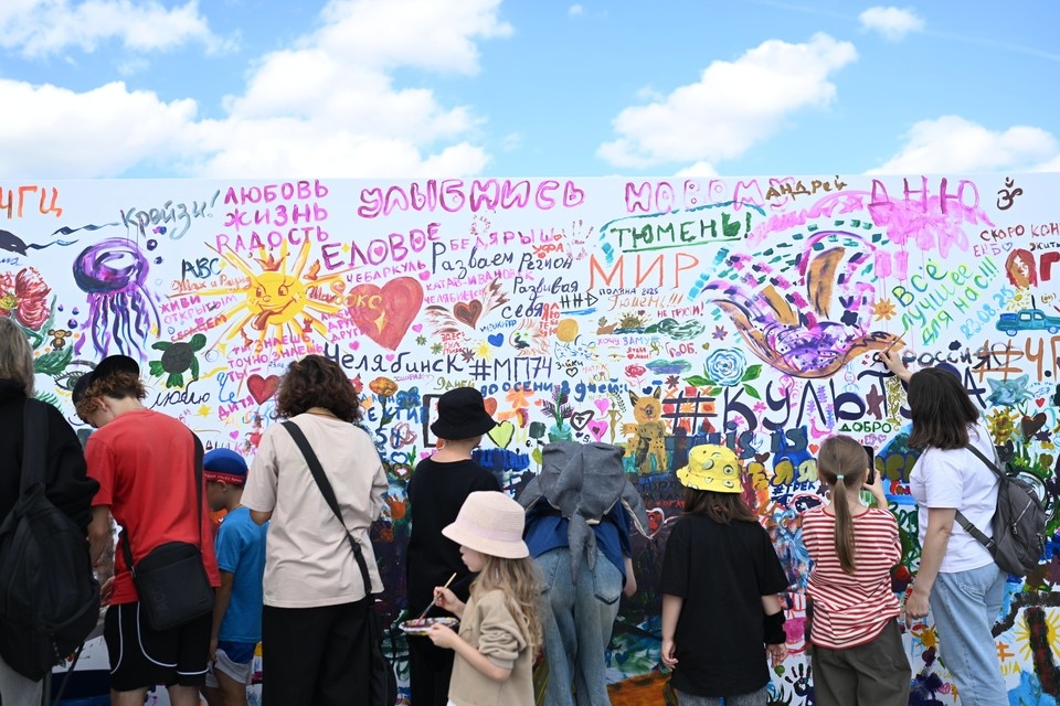    Сегодня Арт-сквер на набережной как никогда оправдывает свое название! Егор ИВЛЕВ