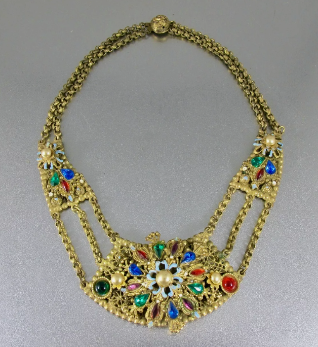 Колье из линейки украшений , созданных компанией Райс-Вейнер по мотивам фильма Александра Корды "Багдадский вор" .  Маркировано .