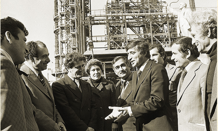 Поэты Азербайджана на встрече с работниками БНЗ им. XXII съезда КПСС. В центре – Фикрет Годжа. Фото: Национальное архивное управление Азербайджанской республики