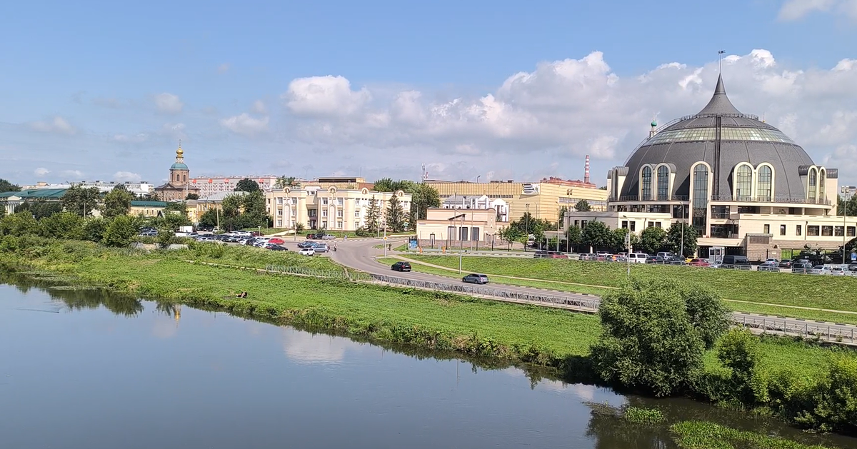 Спрва музей оружия, а чуть левее храма напротив 9этажки  мы  переночевали в гостевом доме Фаворит Фото: Книга Приключений